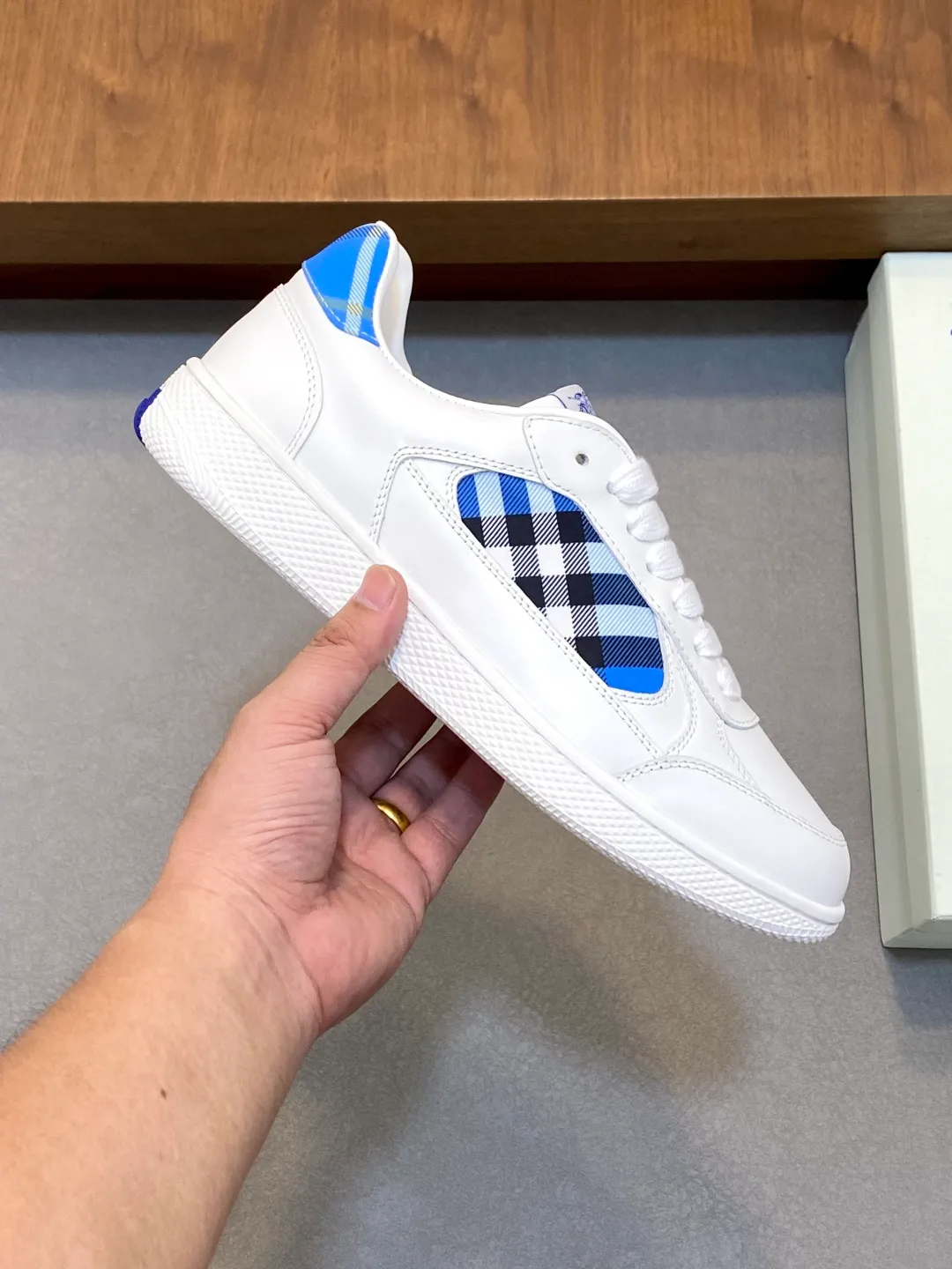 Men's men's shoes 💰420 [New style] 🏃‍♂️🏃‍♂️𝐁𝐔𝐑𝐁𝐄𝐑𝐑𝐘# Burberry's new war horse plaid casual sneakers, new terrace casual sneakers·Burberry (Burberry) classic elements super comfortable shoes··Knight blue anti-slip soles Finally I saw the latest diagonal plaid sneakers, the color is really nice and can be worn with any kind of sneakers. The sneakers are made of cotton blended fabric. Crafted in an Italian workshop, it features a worsted Burberry check pattern. Featuring a mesh lining and checkered laces, the rubber sole features the archive Burberry monogram. From Burberry's iconic collection, these wardrobe staples are interpreted with the brand's signature style. The round toe and tongue are embellished with the Equestrian Knight logo (EKD) label, leather insole, and the sole is embellished with the Burberry letter logo size: 38-45 (customized for 46)